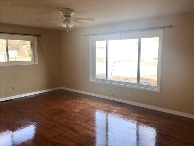 Building Photo - 101 E 1st St