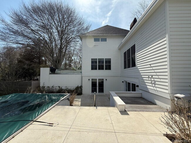 Building Photo - 323 Division St