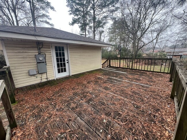 Building Photo - 4 Bedroom 2.5 Bathroom Home