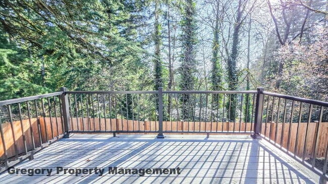 Building Photo - Spacious 5-Bedroom Kirkland Home – Daylight Basement, RV Parking, Quiet Private Drive & Top Schools!