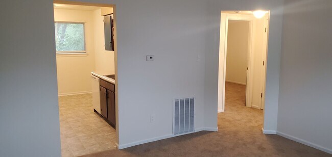 Building Photo - 924 W Texas Ave