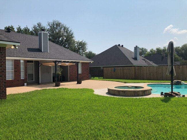 Building Photo - Large Lot Close to to Barksdale Air Force Base w/POOL!!