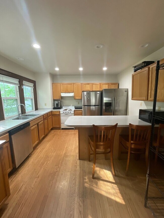 Building Photo - 926 Sylvan Ave