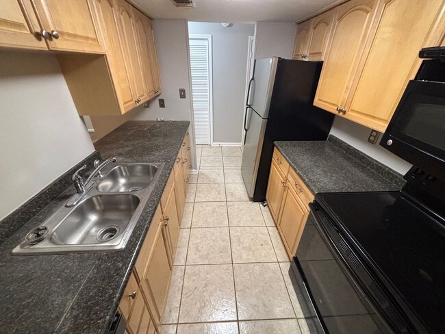 Building Photo - Beautiful 3 Bedroom Townhouse!