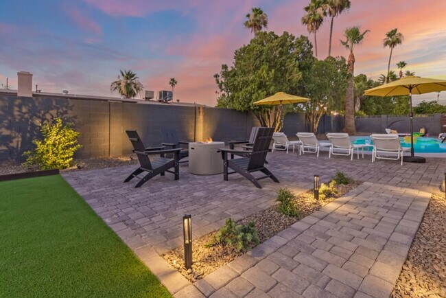 Building Photo - 5002 E Paradise Dr