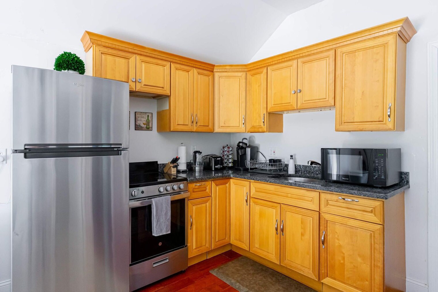 Building Photo - 253 Main St