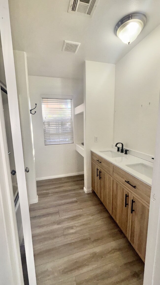 Building Photo - Cozy La Q Cove Long Term Rental Available Now!