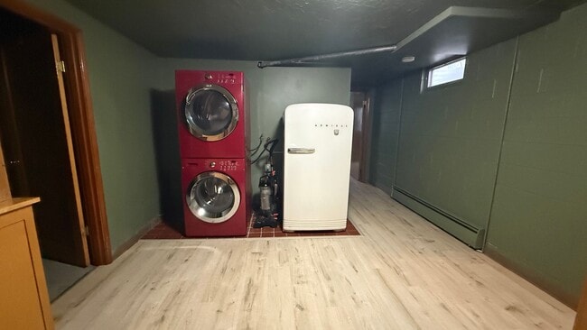 Building Photo - Spunky 3 Bedroom House in Westchester Lagoon! Available NOW!