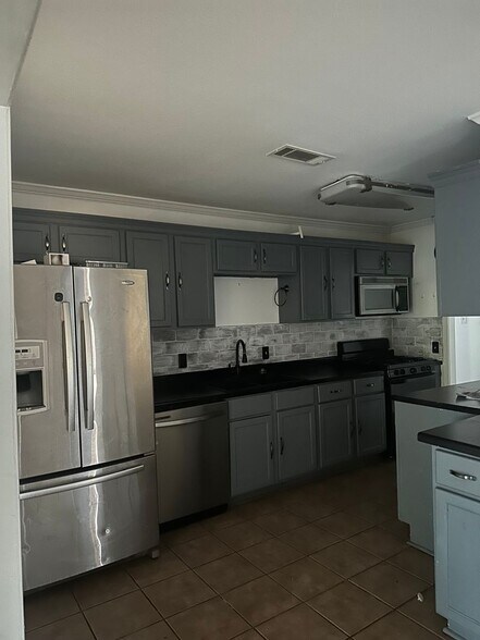 Building Photo - 3301 Thunderbird Ln