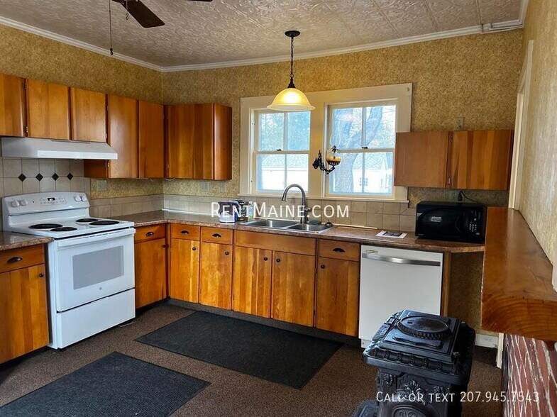 Building Photo - 92 Main Rd N