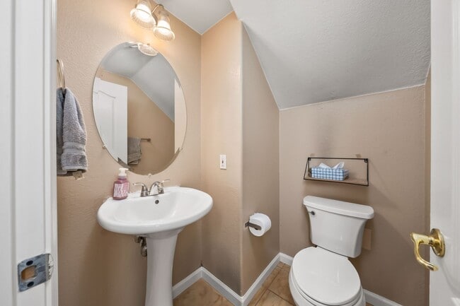 Building Photo - Spacious 4 Bedroom, 2.5 Bath Home in Sacra...