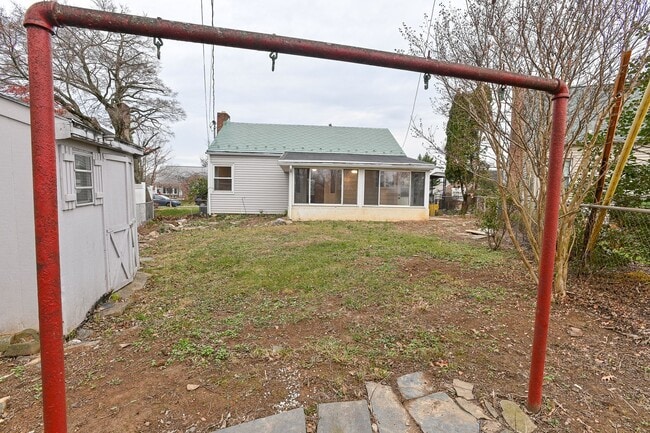 Building Photo - Charming Single Family in Camp Hill
