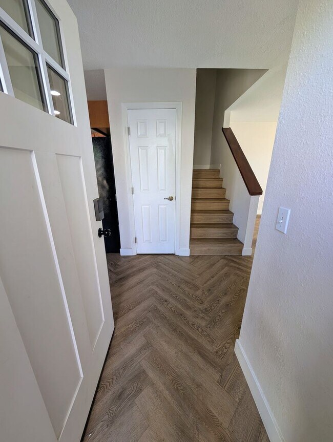 Building Photo - AWESOME 2 BED/1.5 BATH WITH LARGE YARD+WRA...