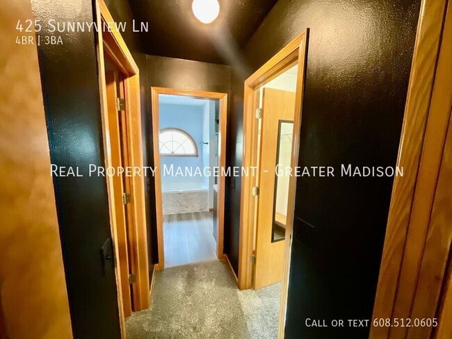 Building Photo - 425 Sunnyview Ln