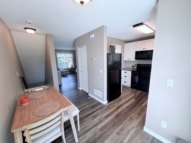 Building Photo - Modern 2-Bedroom Townhome in Apple Valley with Private Patio!!