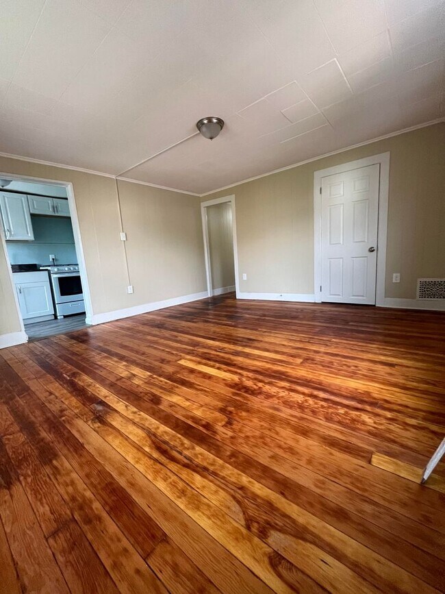 Building Photo - Gorgeous 1-bedroom, Second floor! Apartmen...