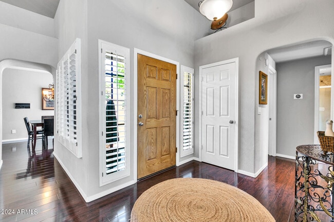 Building Photo - 8889 E Meadow Hill Dr