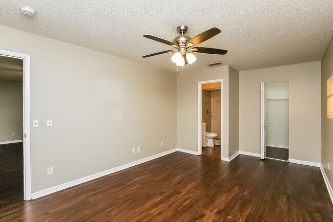 Building Photo - 827 Summer Glen Dr