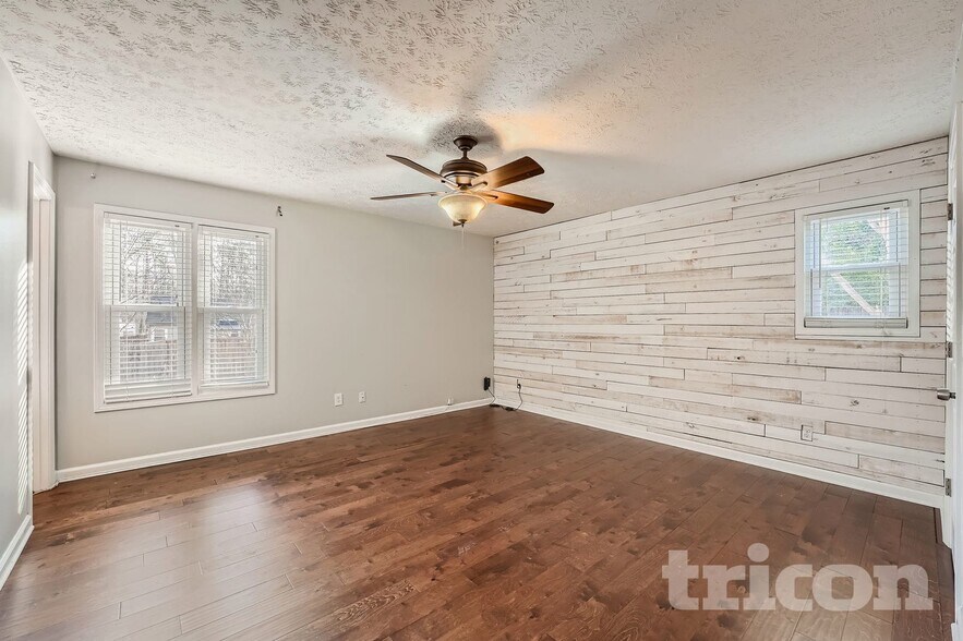 Building Photo - 414 River Point Dr