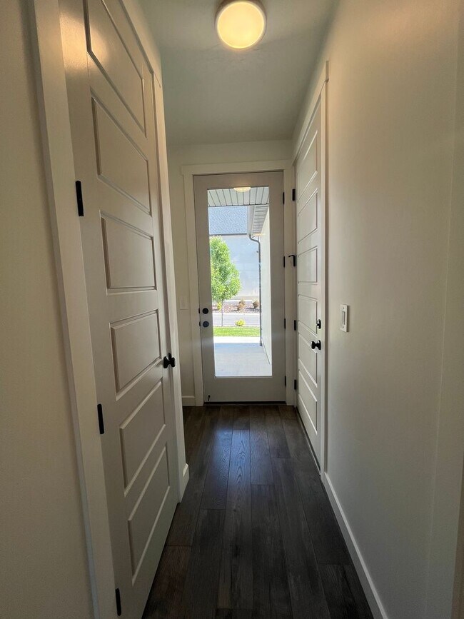 Building Photo - Spacious 3 Bed 2.5 Bath Home Available Jun...