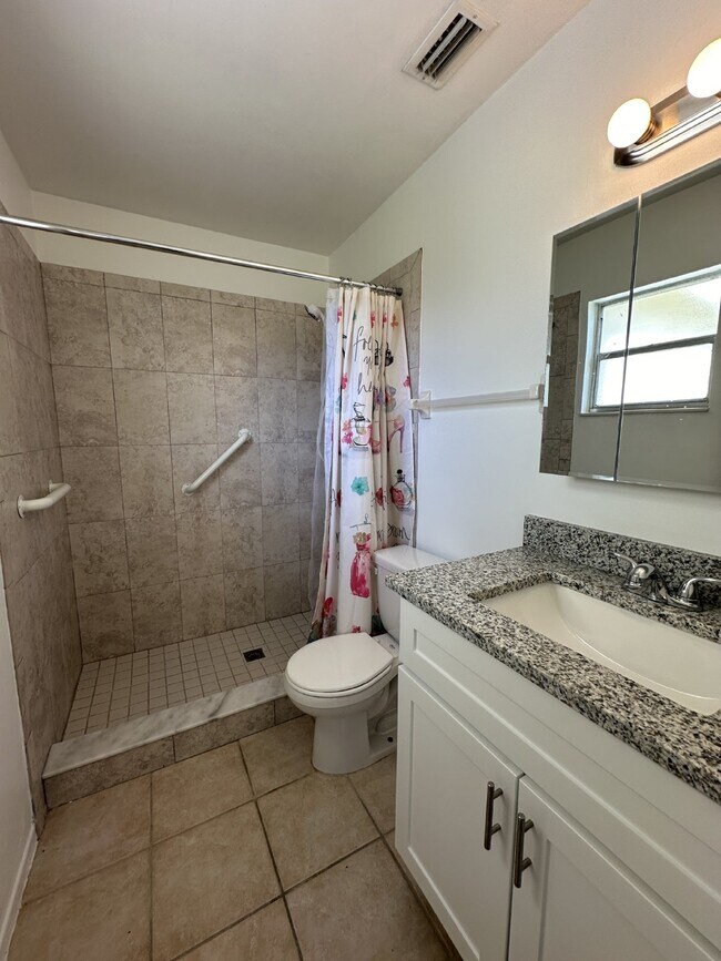 Building Photo - 3 bed, 2 bath pool home