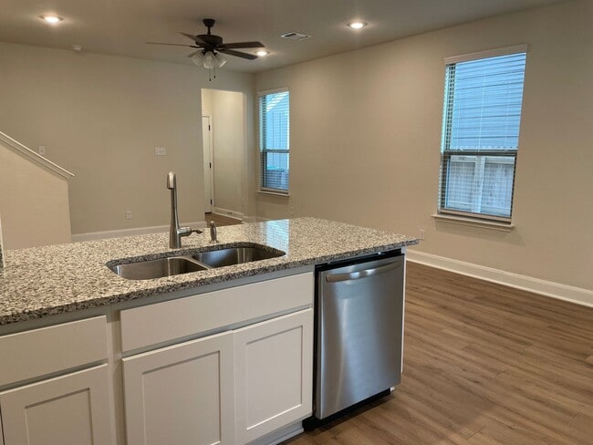 Building Photo - Gated 3-Bed Townhome Near SeaWorld & Lackland AFB — Pets Welcome!