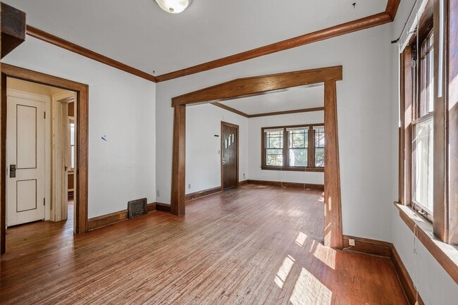 Building Photo - MUST SEE 5BD/2BA House close to U of M! Av...