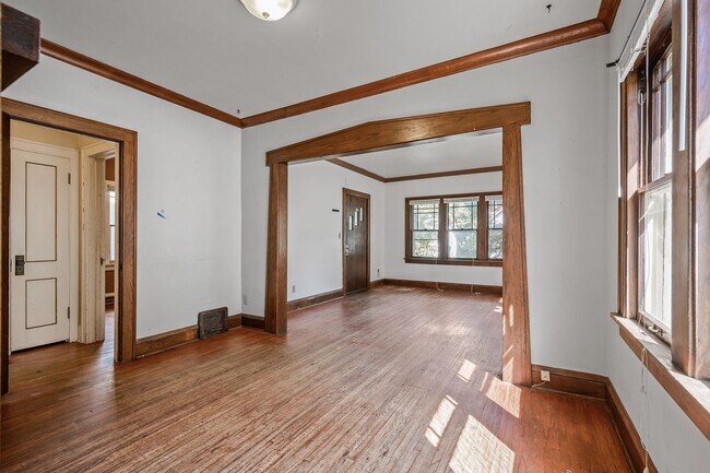 Building Photo - MUST SEE 5BD/2BA House close to U of M! Avail. 9/1/26!