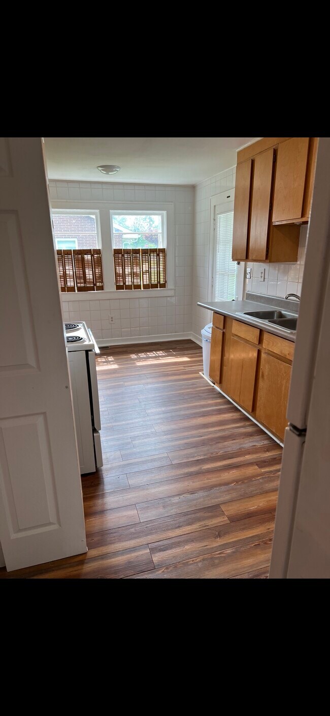 Kitchen - 703 Clark St