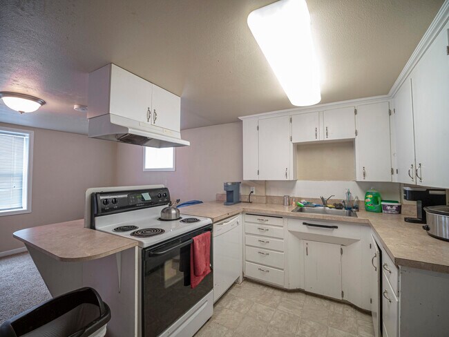 Building Photo - 1140 NE Lake St