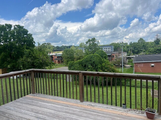 Building Photo - Beautiful home 3 minutes from ETSU!