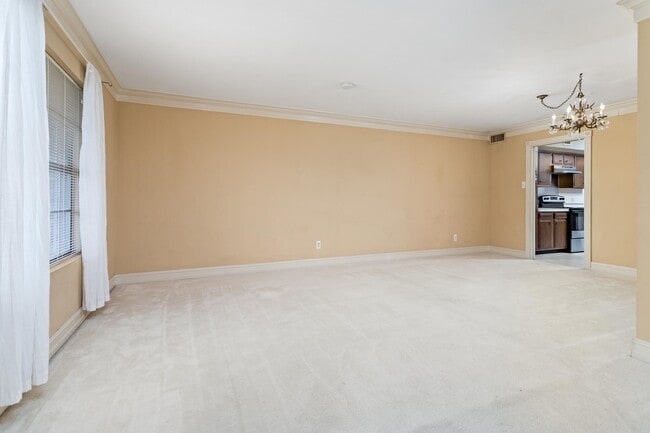 Building Photo - 5960 Townhouse Ln