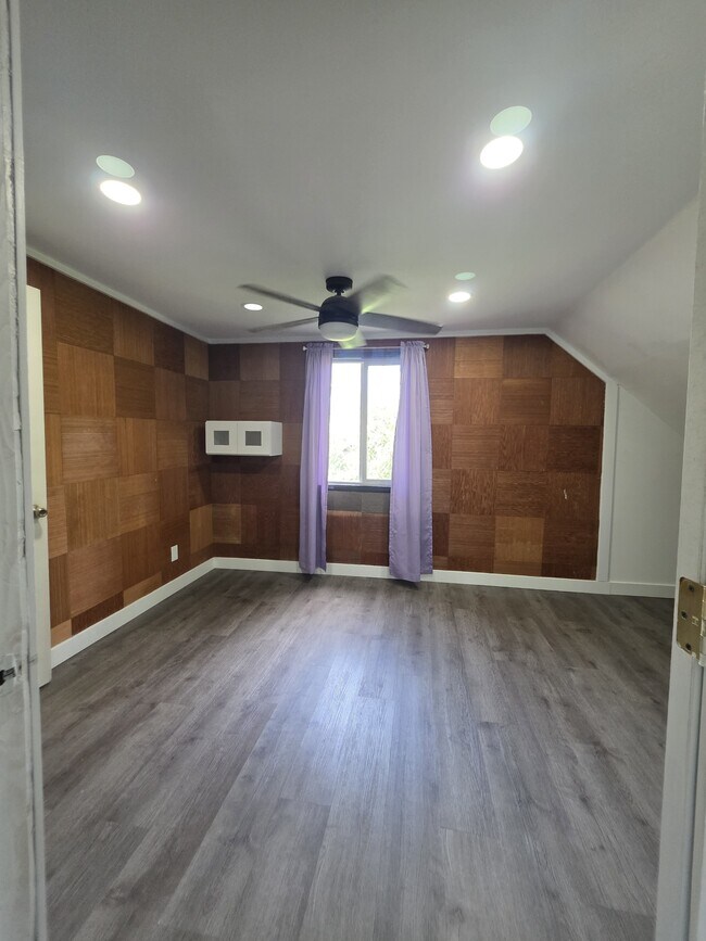 Building Photo - 1060-KE1060 15th St NE