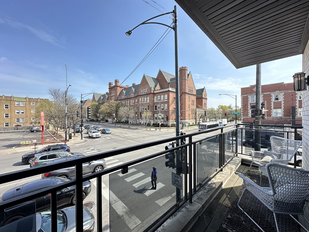 Building Photo - 1607 W Irving Park Rd