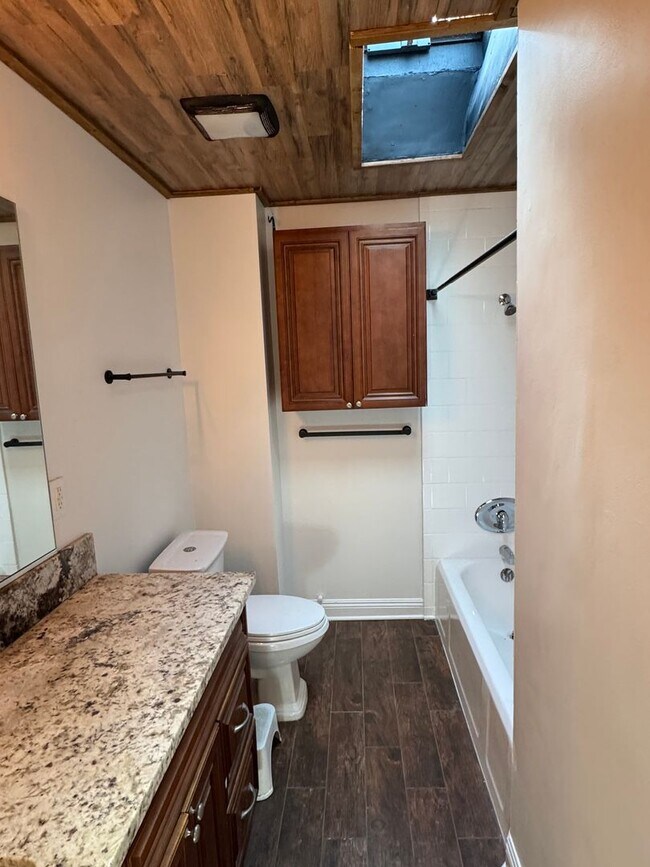 Building Photo - !! MOVE-IN SPECIAL !!  Bright Carson Front House Duplex with Modern Finishes