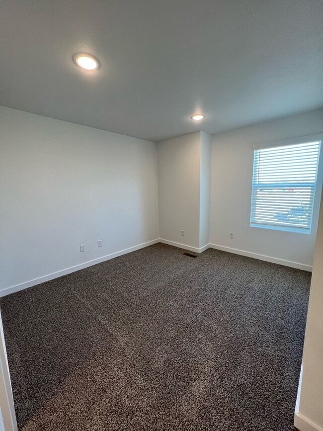 Building Photo - LEASING SPECIAL! 1/2 OFF FIRST MONTHS RENT - Featherston Village - Modern Living - 2 Bedroom/2.5 ...