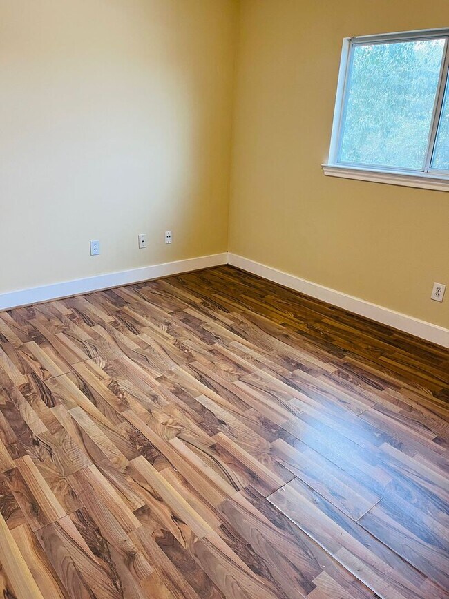 Building Photo - Beautiful House in family friendly community
