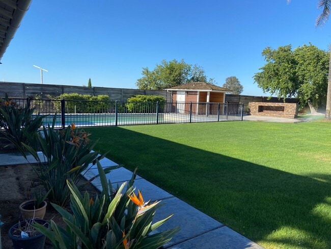 Building Photo - Lovely Country Charm with Swimming Pool
