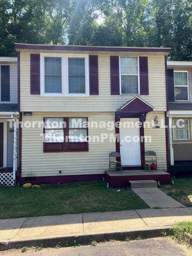 Building Photo - Charming 2 Bedroom Townhouse