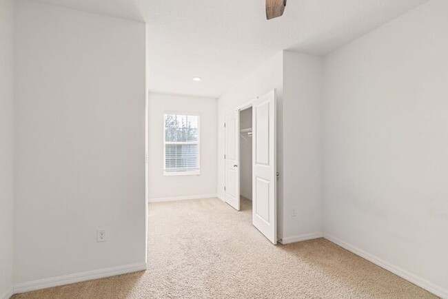 Building Photo - Spacious 3-Bedroom Townhome in Desirable U...