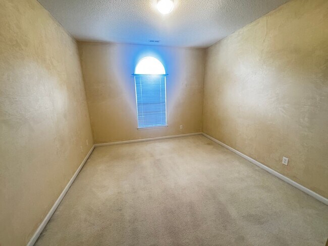 Building Photo - 4bd/2ba House newer neighborhood in betwee...