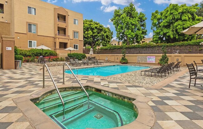Building Photo - $2,900 - 2 Bedroom, 2 Bathroom Condo in the Heart of UTC La Jolla