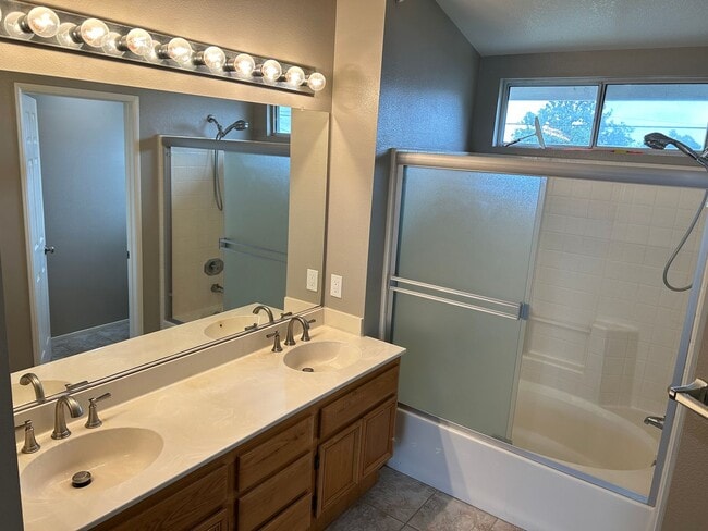 Building Photo - Nicely Upgraded 4 Bed 3 Bath Home in Gated Community in Anaheim