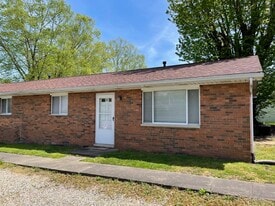 Building Photo - 204 E 9th St