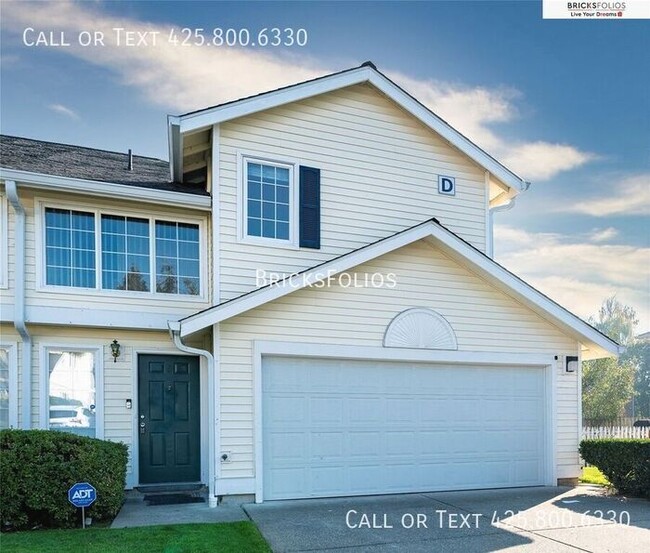 Building Photo - Bright & Modern End-Unit Townhome with Pool and Fitness Center