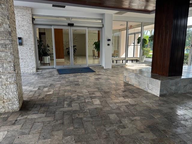 Building Photo - 9100 W Bay Harbor Dr