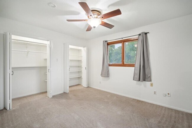Building Photo - 3106 E Palm Valley Blvd