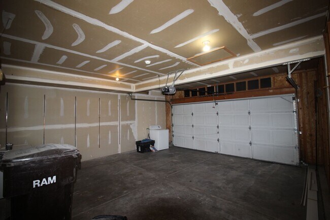 Building Photo - Incredible condo with 2 car garage