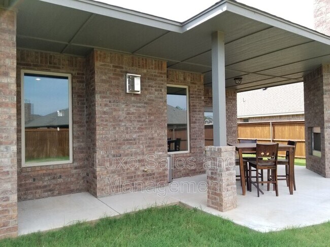 Building Photo - 1433 Kelley Pointe Pkwy