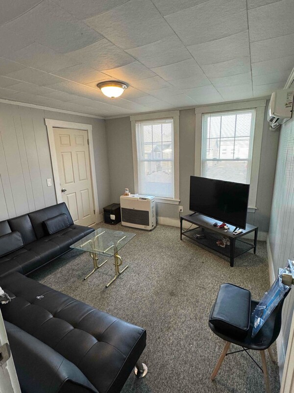 Building Photo - 461 Elm St